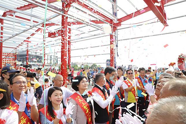 雲林六房媽明年值年土庫股過港紅壇上梁，張麗善縣長與百組志工團體共祈平安。（記者陳正芬攝）