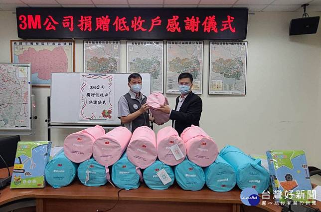 美商3M台灣子公司捐助兒童防蹣寢具，楊梅區長邱世源代表接受。