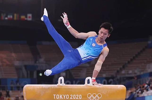 「從哪裡跌倒就從哪裡站起來」，體操界的「鞍馬王子」李智凱今天拿下台灣體操界的首面奧運獎牌，光榮奪銀，一雪里約奧運的落馬前恥。記者余承翰／ 東京攝影
