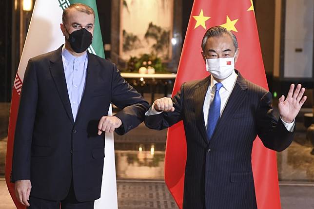 2022年1月14日，中國外交部長王毅在江蘇無錫同伊朗外長阿米爾－阿卜杜拉希揚宣布啟動為期25年的全面合作協議。（AP）