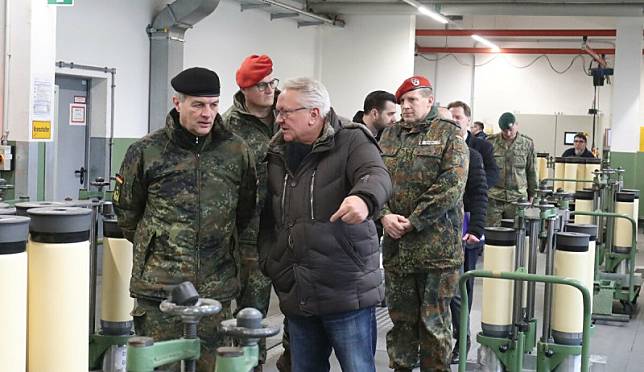萊茵金屬公司執行長帕珀格 (前右)接待德國陸軍高層 圖：翻攝自萊茵金屬公司的Ｘ（推特）