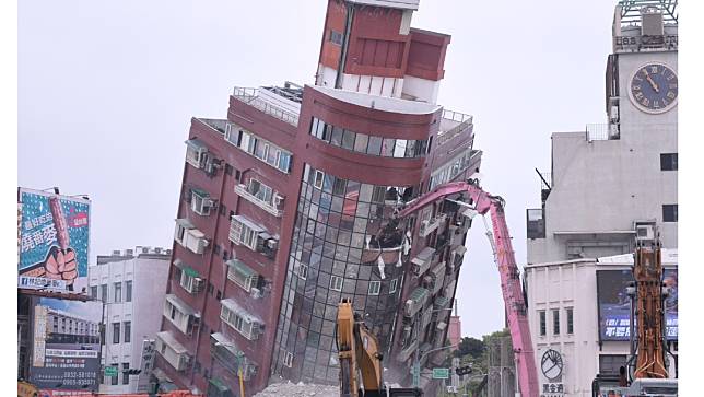因地震傾倒的天王星大樓，曾經一度是貼過黃單的建築物。花蓮縣政府提供