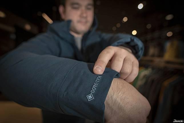 
<p>比起追求更高的cp值，真正的好東西更值得花點小錢來投資，雖然台灣最近都是暖冬，但常常需要在陰雨綿綿冬日中騎著機車大街小巷穿梭的朋友而言，一件優秀的抗寒防水擋風的外套，還是值得犒賞自己一下啦！就到Arc'teryx 始祖鳥找找看吧～
</p><p>
</p><p>
<b>Arc'teryx 始祖鳥 福岡品牌專賣店</b></p><p>
（MARK IS ももち店）</p><p>
</p><p>
地址：福岡県福岡市2 Chome−2−1 マークイズ福岡ももち 2 階 278 区</p><p>
營業時間：10:00-21:00</p><p>
<a href=