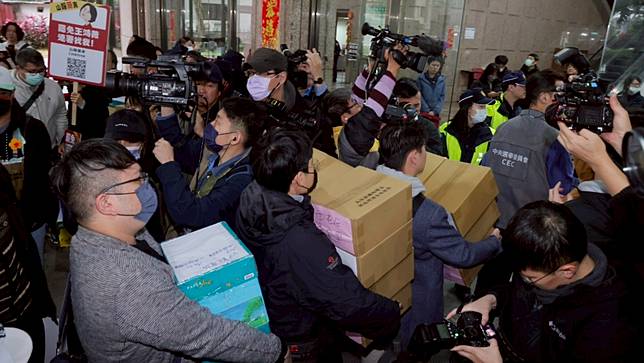監察院指出，目前《政治獻金法》對罷免相關團體能否募款，並沒有明文規範。圖為罷團赴中選會遞送第一階段罷免提議書。資料照，廖瑞祥攝