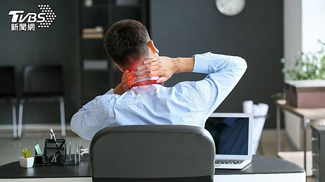 3旬男脖子緊，一查發現低密度膽固醇飆高。（示意圖，與本案無關／Shutterstock達志影像）