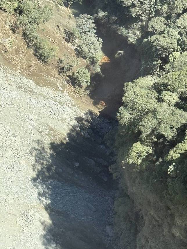 花蓮縣萬里溪上游新增一處堰塞湖，今天上午由內政部空勤總隊支援直升機空中勘查。(林保署花蓮分署提供)