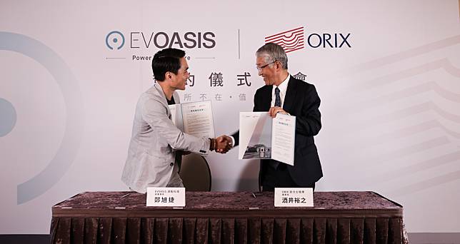 EVOASIS 充電服務(源點科技)與日商 ORIX 歐力士租車,雙方日前完成簽約儀式,當日由 EVOASIS 充電服務副 董事長鄭旭捷(左)、ORIX 歐力士租車董事長酒井裕之(右)代表完成策略合作簽署儀式。