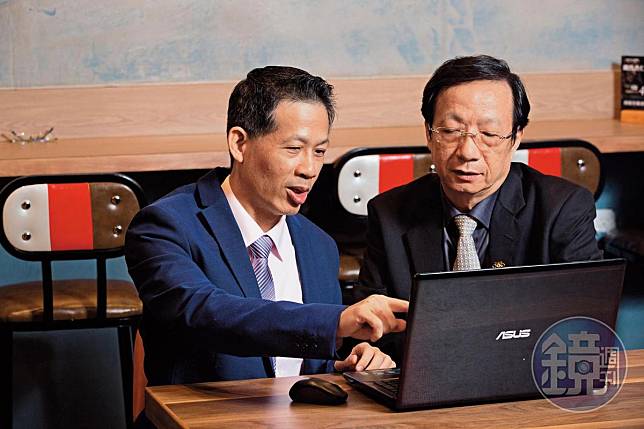 郭勝（左）與恩師林上仁（右），每天花數小時研究股票，觀察數百檔股票的籌碼分布。