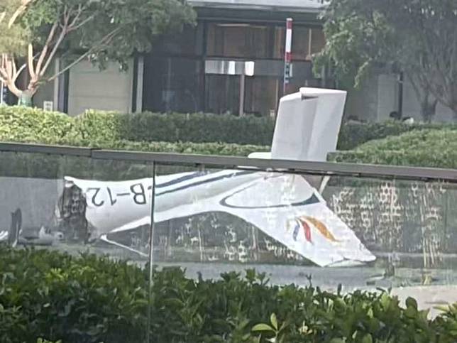 北京第一高樓「中信大廈」26日疑似遭一架小型飛機撞擊。(X@whyyoutouzhele)