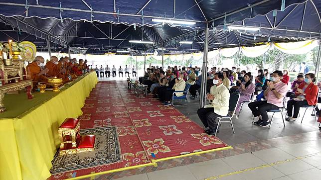 ชาวบุรีรัมย์ทำบุญตักบาตรข้าวสาร อาหารแห้งแด่พระสงฆ์เนื่องในวันปีใหม่