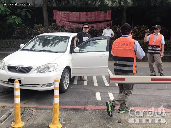 南部地區出現白牌車違規攬客，警方加強取締自用車非法營業，可處10萬元罰款(圖/高雄區監理所　提供)