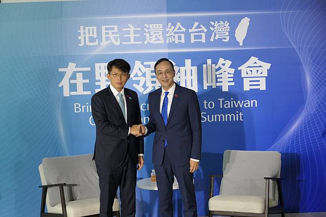 國民黨主席朱立倫(右)與民眾黨主席黃國昌(左)今天(22日)舉行在野領袖峰會。(趙婉淳 攝)