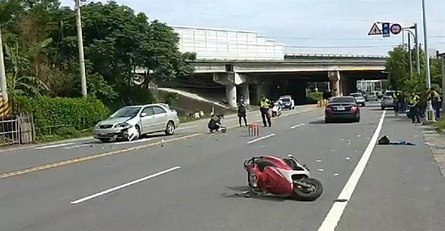 車禍對撞騎士命危　警擋拍攝