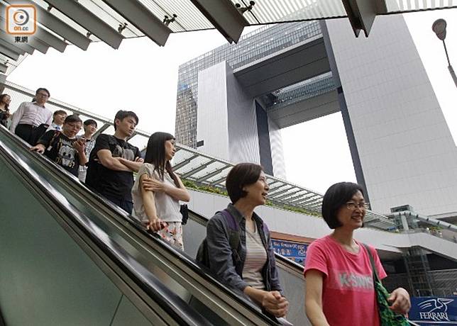 現時仍有25%公務員每周工作多於5天。