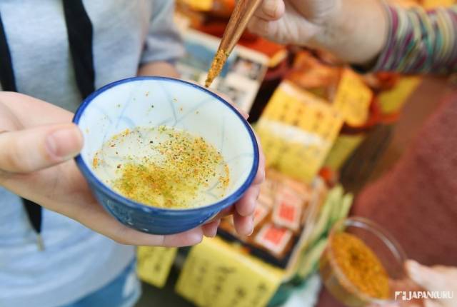 
<p><b>神橋亭</b></p><p>
</p><p>
前面說道筑波山的特產是七味粉，那麼神橋亭裡就是筑波山七味粉的名店了！七味粉除了做為食物調味之外，沖個熱水來喝也是別有一番風味喔～</p><p>
</p><p>
<a href=