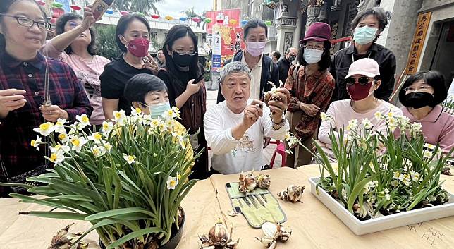 台南市文化協會示範教導水仙花雕法。（記者陳治交攝）