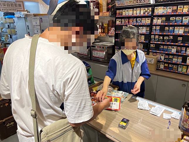 陳姓男子廿五日至西門路超商購買一萬一千元GASH點數，立即引起店員注意通報警方到場阻詐。(讀者提供)