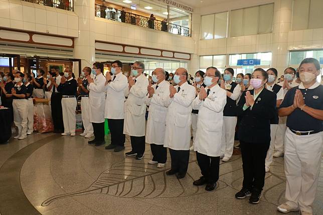 台中慈濟醫院響應救援緬甸強震，舉辦大愛共善惜福市集，簡守信院長（右三）與中區榮董召集人紀邦杰（右五）率眾人虔誠祈禱後啟動市集。
