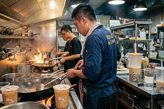 32歲王姓廚師在高溫廚房工作大量流汗，長期將手搖飲當作日常飲水來源。AI生成／示意圖