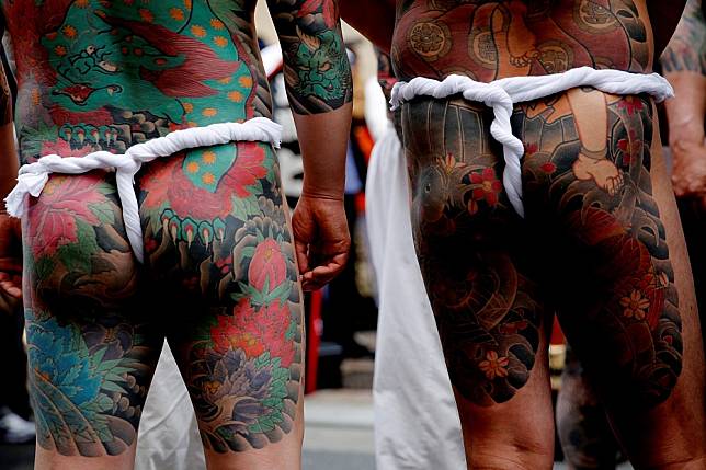 日本淺草的三社祭中可見全身滿是刺青的黑道暴力團成員。（湯森路透）