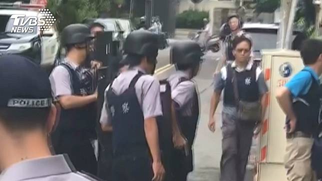 台南市2名員警在攔查一名性侵通緝犯時被他逃跑，警方隨即封鎖附近該路段進行圍捕。(圖／TVBS)