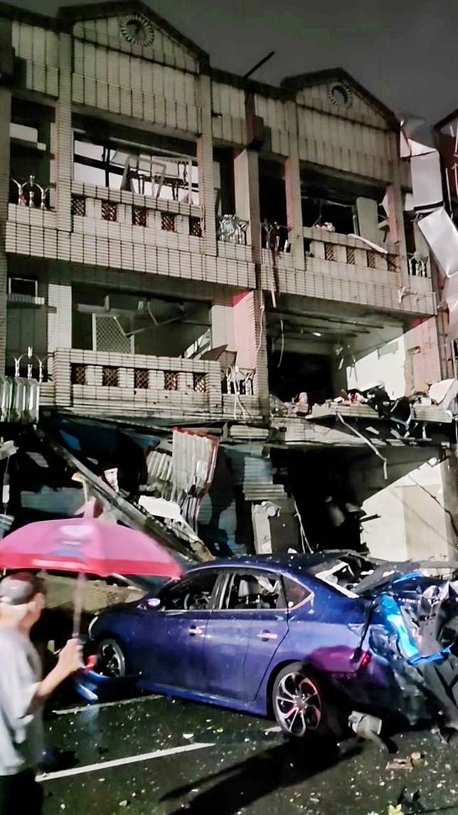 氣爆現場宛如戰場遭砲轟過，現場滿地碎片。翻攝fb新竹爆料公社