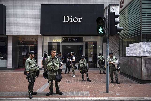 防暴警察在香港銅鑼灣區的一家Dior商店外。 （華爾街日報提供／CHAN LONG HEI＠BLOOMBERG NEWS）