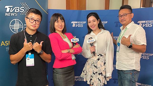 TVBS米爾肯亞洲高峰會特派採訪團隊，由劉亭廷(中左)負責中文報導及介明萱(中右)製作英語新聞 (圖/TVBS)
