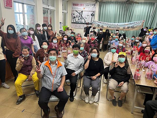 嘉藥師生到高雄市阿蓮區宣導銀髮健康飲食。（校方提供）