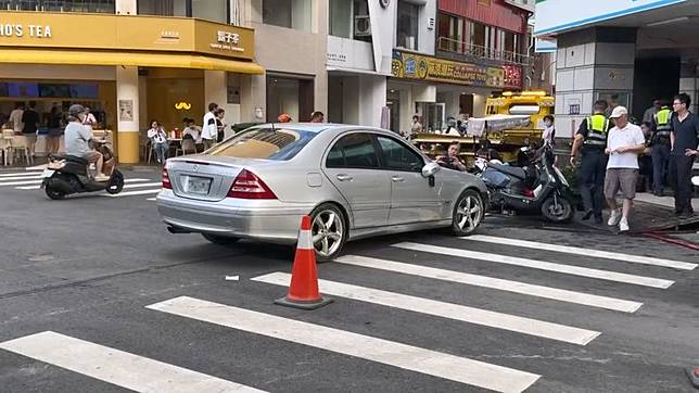 銀色賓士連撞整排機車，現場一片混亂。民眾提供