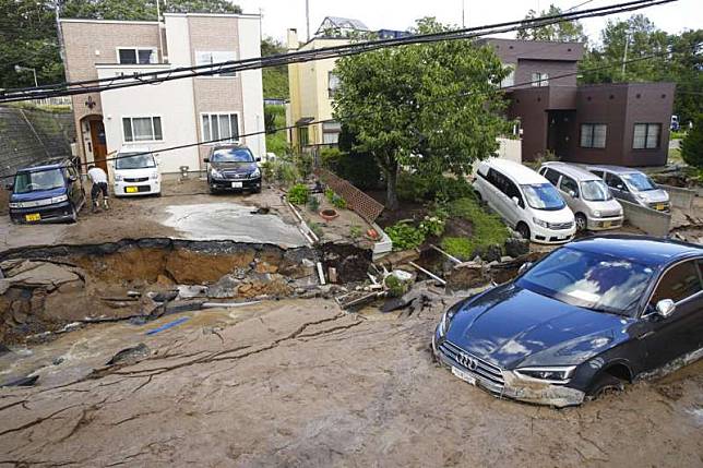 札幌市清田區在強震後出現嚴重土壤液化。（美聯社）