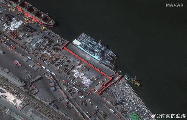 中國海軍艦艇已抵達巴基斯坦喀拉蚩海軍基地。 圖 : MAXAR衛星