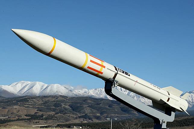 2024年2月17日，伊朗德黑蘭展示一枚飛彈。路透社