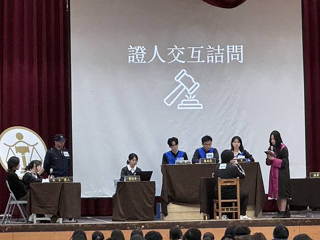 世新大學法律服務隊至臺北市萬芳高中模擬法庭演出實況。（教育部提供）