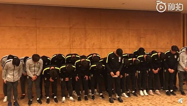 針對奪冠後隊員對獎盃做出不雅動作，南韓隊30日凌晨公開鞠躬道歉。（翻攝自成都市足協微博）
