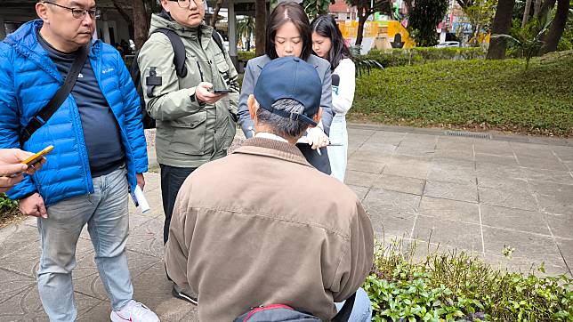 林秉樞父親今天出面哽咽，表示兒子多重器官衰竭。記者黃子騰／攝影