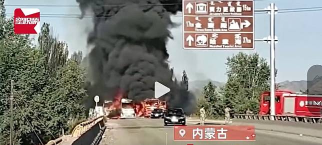 內蒙古呼和浩特市今（16）日驚傳發生重大車禍事故，數輛重型貨車相撞後起火，疑似有人員身亡。 圖：擷取自中國自媒體「星視頻」