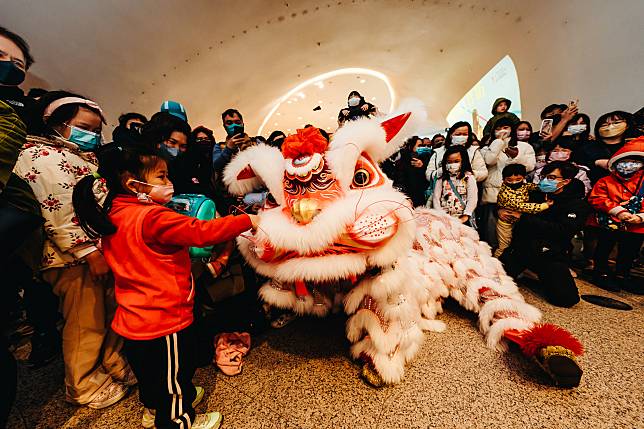 王功兩廣龍獅戰鼓團將於初一及初三在台中國家歌劇院敲下新春第一聲磅礡戰鼓，要把春節氣氛炒熱至最高點。(台中國家歌劇院提供)