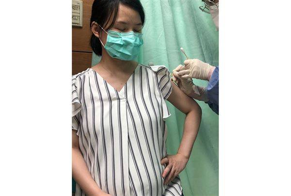 孕婦染疫惡化重症、早產風險高！接種疫苗保護自己，也保護胎兒