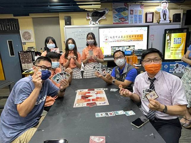 壽山高中校長徐宗盛（右一）與老師、同學一起玩〈磚神〉桌遊。（圖:壽山高中提供）