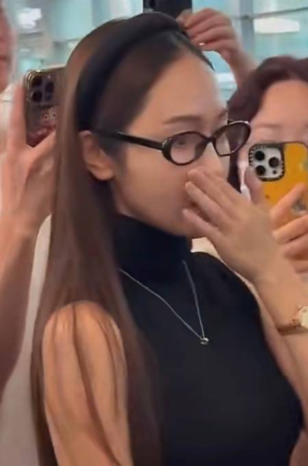 Jessica（鄭秀妍）被異味臭到表情失守。（圖／翻攝自微博）