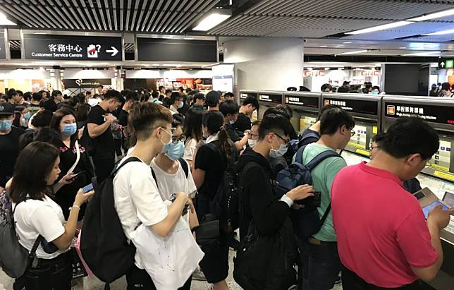 ผู้ประท้วงในฮ่องกงกำลังต่อแถวเข้าคิวซื้อบัตรโดยสารรถไฟใต้ดิน ขอบคุณภาพจาก Mary Hui