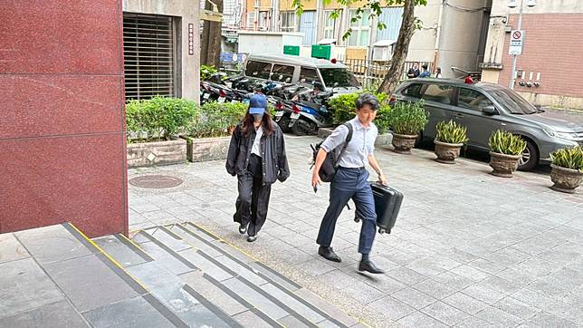北院開庭審理太子集團案，李添特助林昱妏頭戴藍色鴨舌帽，低調出庭。讀者提供