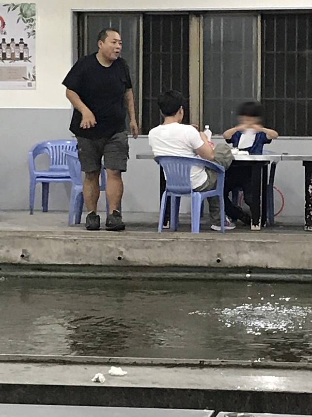 郭宗坤和好友及好友的兒子深夜在釣蝦場裡大展拳腳，吃完烤好的蝦，他站起來走走。記者葉君遠／攝影