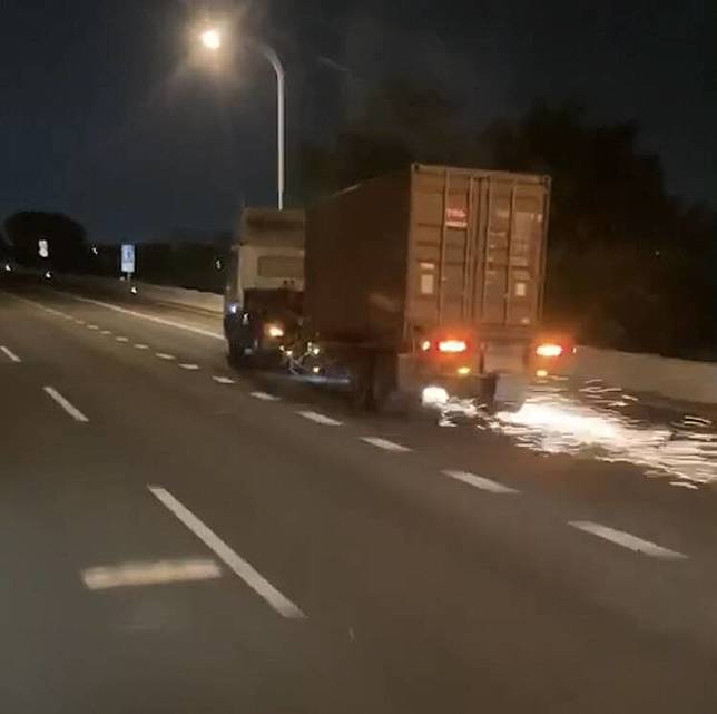 貨櫃車變成「火戰車」，嚇壞用路人。(民眾提供)