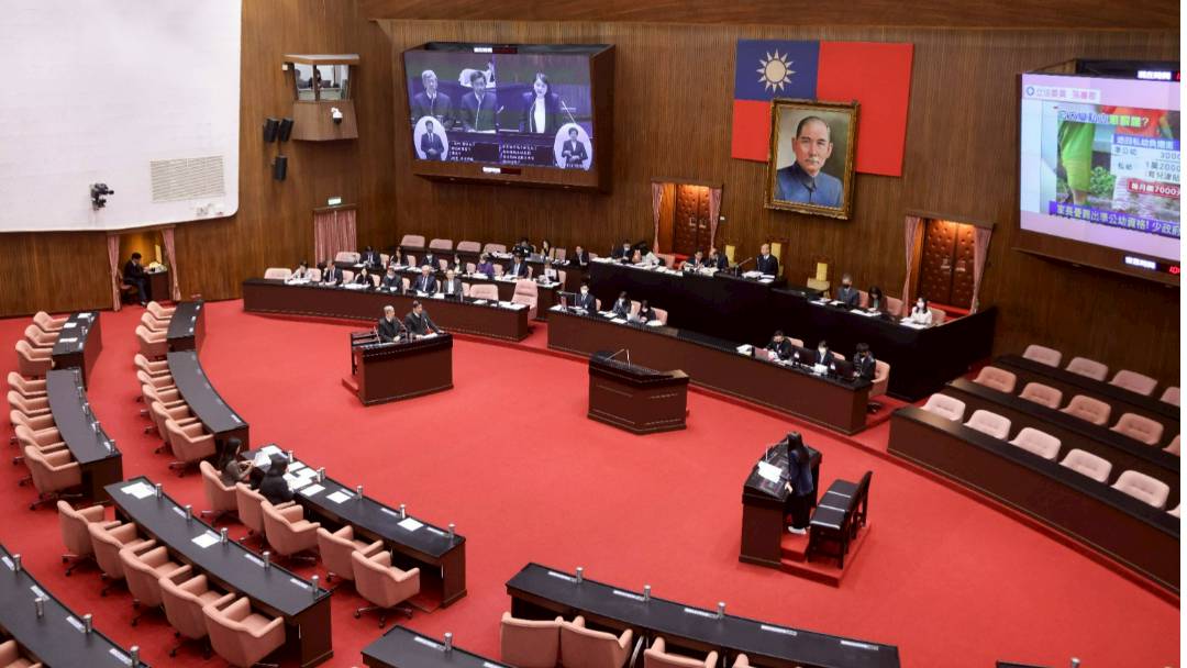 Re: [新聞] 韓國瑜形象翻轉！52%滿意院長表現