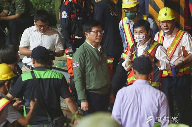 台鐵太魯閣號出軌事故釀重大傷亡，交通部長林佳龍4日晚間在臉書宣布，一定會負責辭去部長一職。（顏麟宇攝）