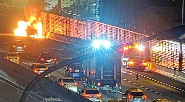 國道1號北上大雅路段火燒車，53歲駕駛驚險逃生、車輛燒毀。讀者提供