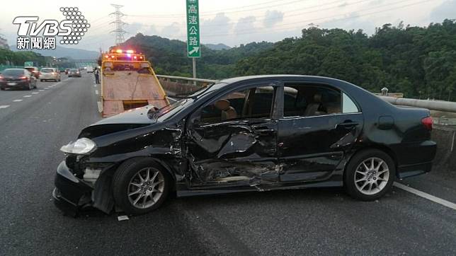 小轎車失控自撞護欄，車身鈑金嚴重凹陷變形。（圖／TVBS）