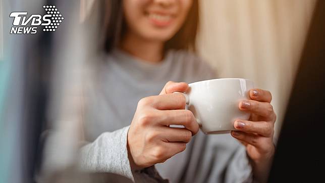 女友遭男網友搭訕「喝咖啡嗎？」竟暗藏危機。（示意圖／shutterstock達志影像）